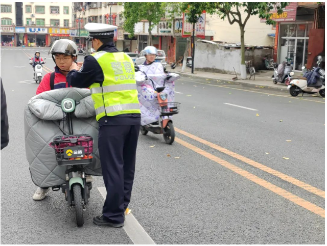 筑牢安全防线 | 永定一中联合交警部门开展交通文明劝导活动